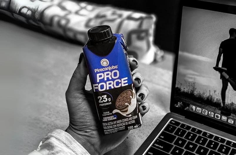 <p>MAIS ENERGIA COM</p>
<p><strong>DOSES SABOROSAS</strong> DE</p>
<p><strong>15g</strong> E <strong>23g</strong> DE PROTEÍNAS</p>
