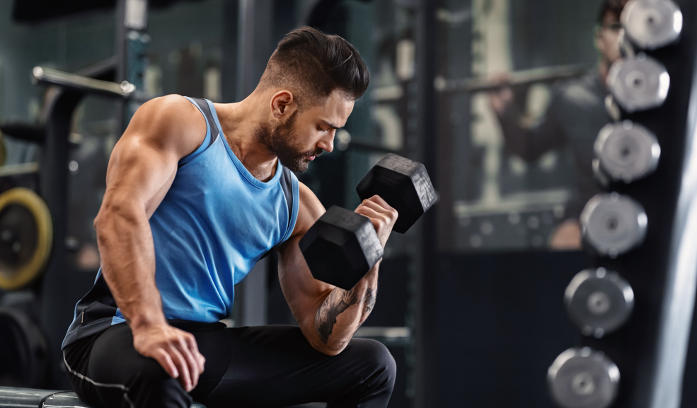 Homem fazendo musculação