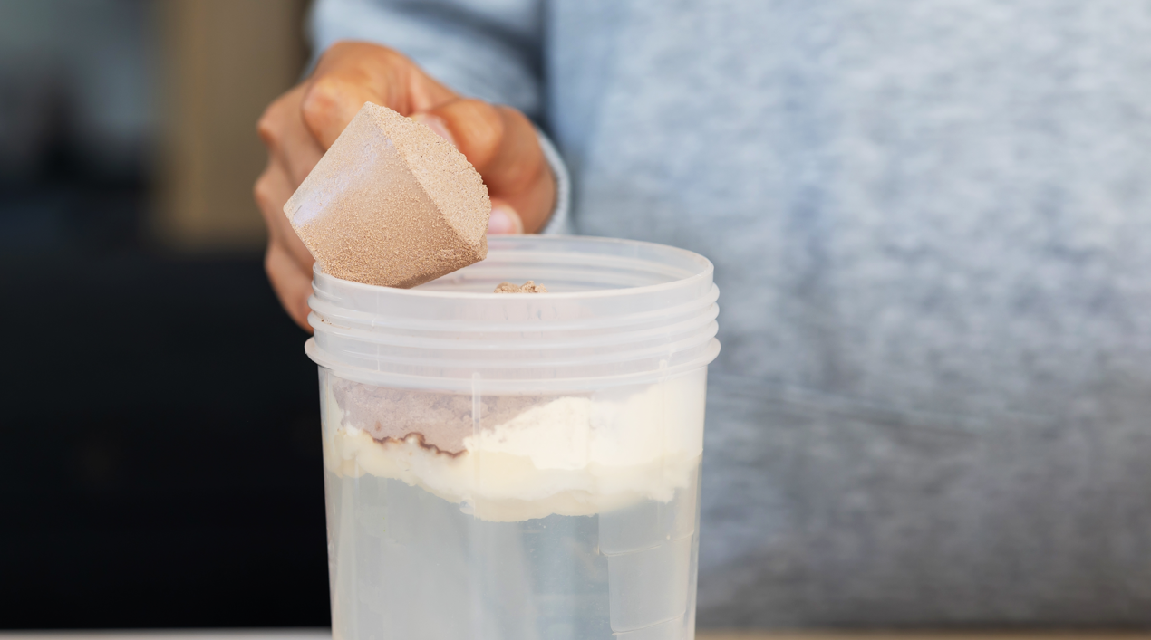 colocando-whey-protein-no-copo