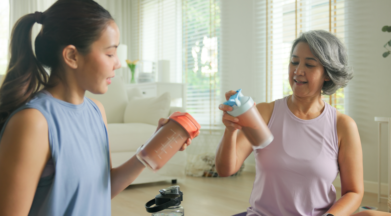 Mãe e filha bebendo whey protein